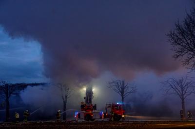 Bondorf: TAGBILDER Grosse Lagerhalle brennt vollstaendig nieder - Grosseinsatz fuer die Feuerwehren
